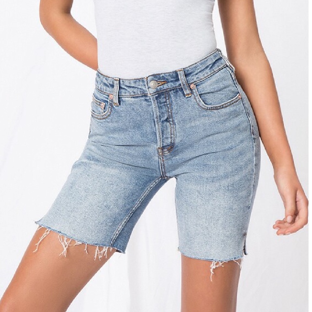 We the free  Avery Bermuda short size 26 blue distressed 7 inch inseam